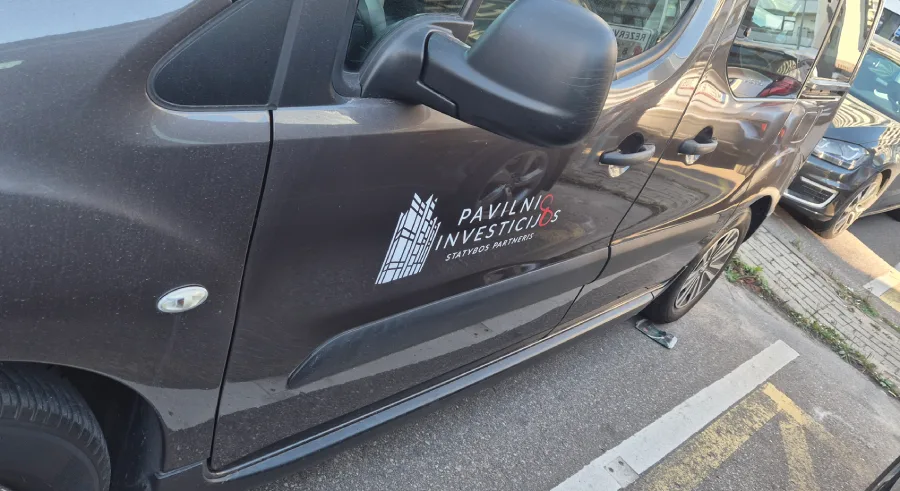 Reklama ant automobiliu